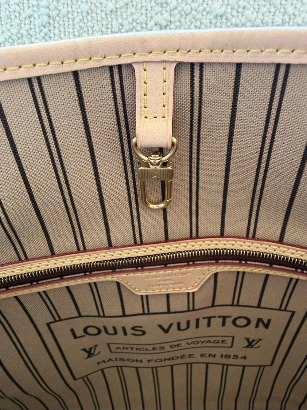 NWT Authentic Louis Vuitton Neverfull MM Tote 2026